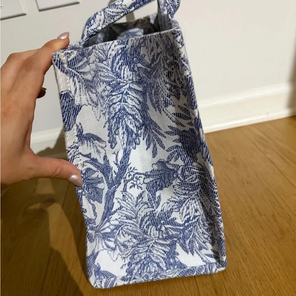 Aritzia Blue and White Patterned Keep Tote Bag Size One - Picture 7 of 10